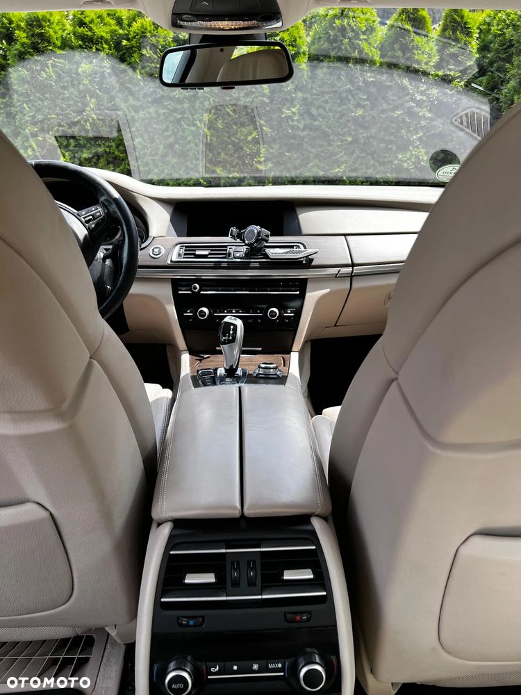 BMW Seria 7 750i xDrive - 16