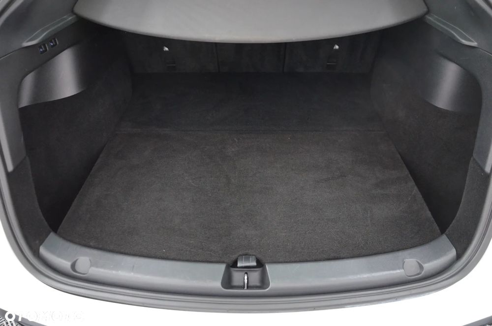 Tesla Model Y Long Range AWD - 19