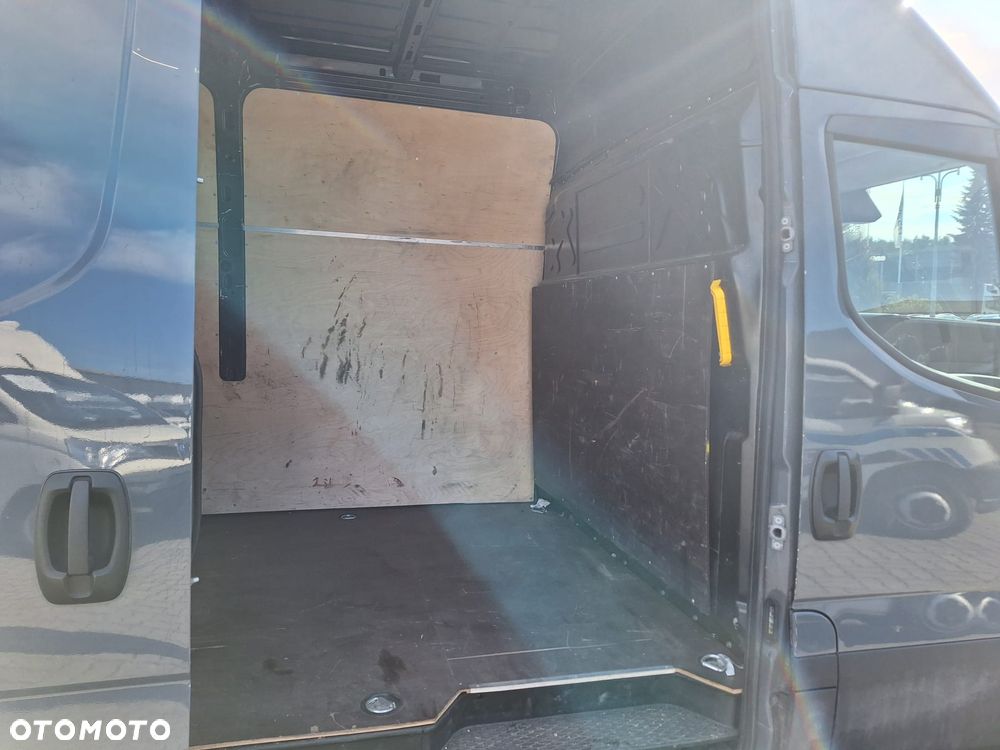Iveco Daily 35S18 HiMatic furgon 16m blaszak automat FV23% MAXI - 17