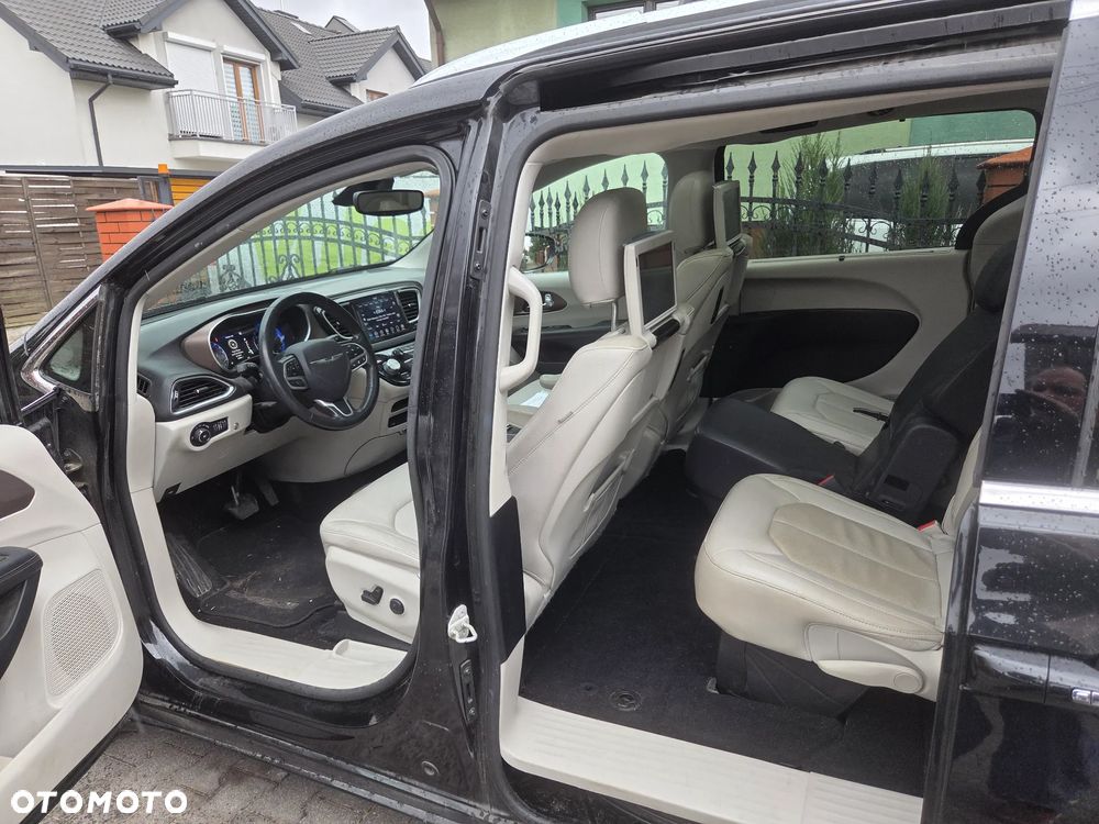 Chrysler Pacifica - 16