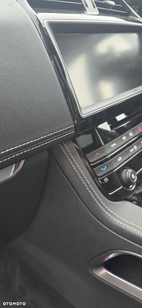 Jaguar F-Pace 20d AWD R-Sport - 28