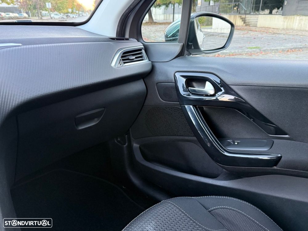 Peugeot 208 1.2 PureTech Allure - 18