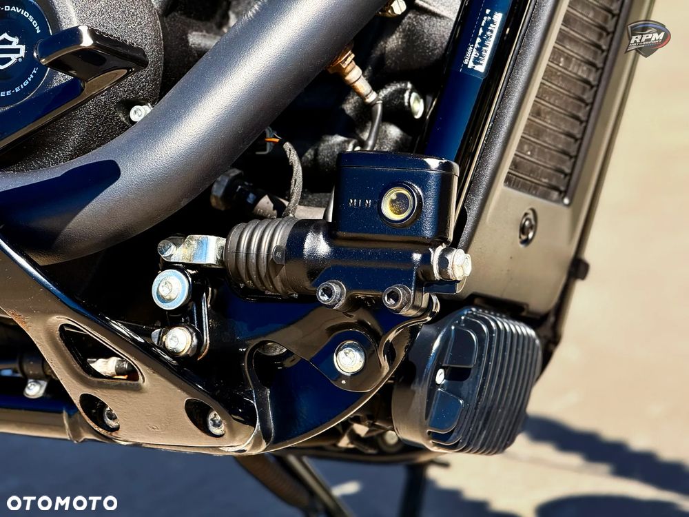 Harley-Davidson Softail Street Bob - 34