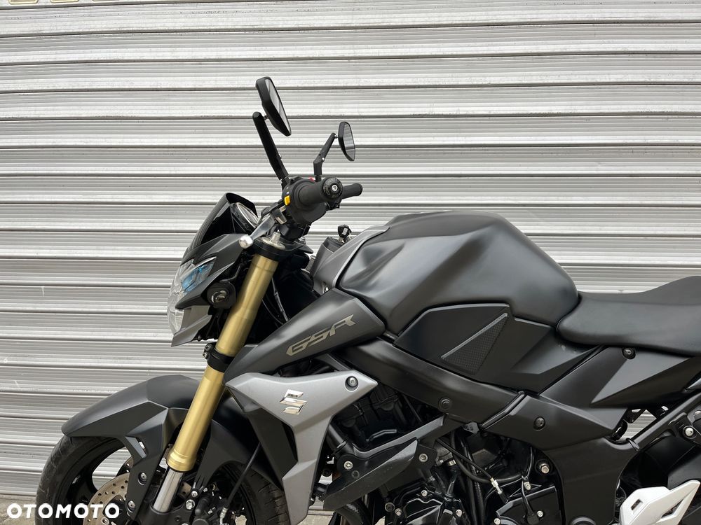 Suzuki GSR - 34