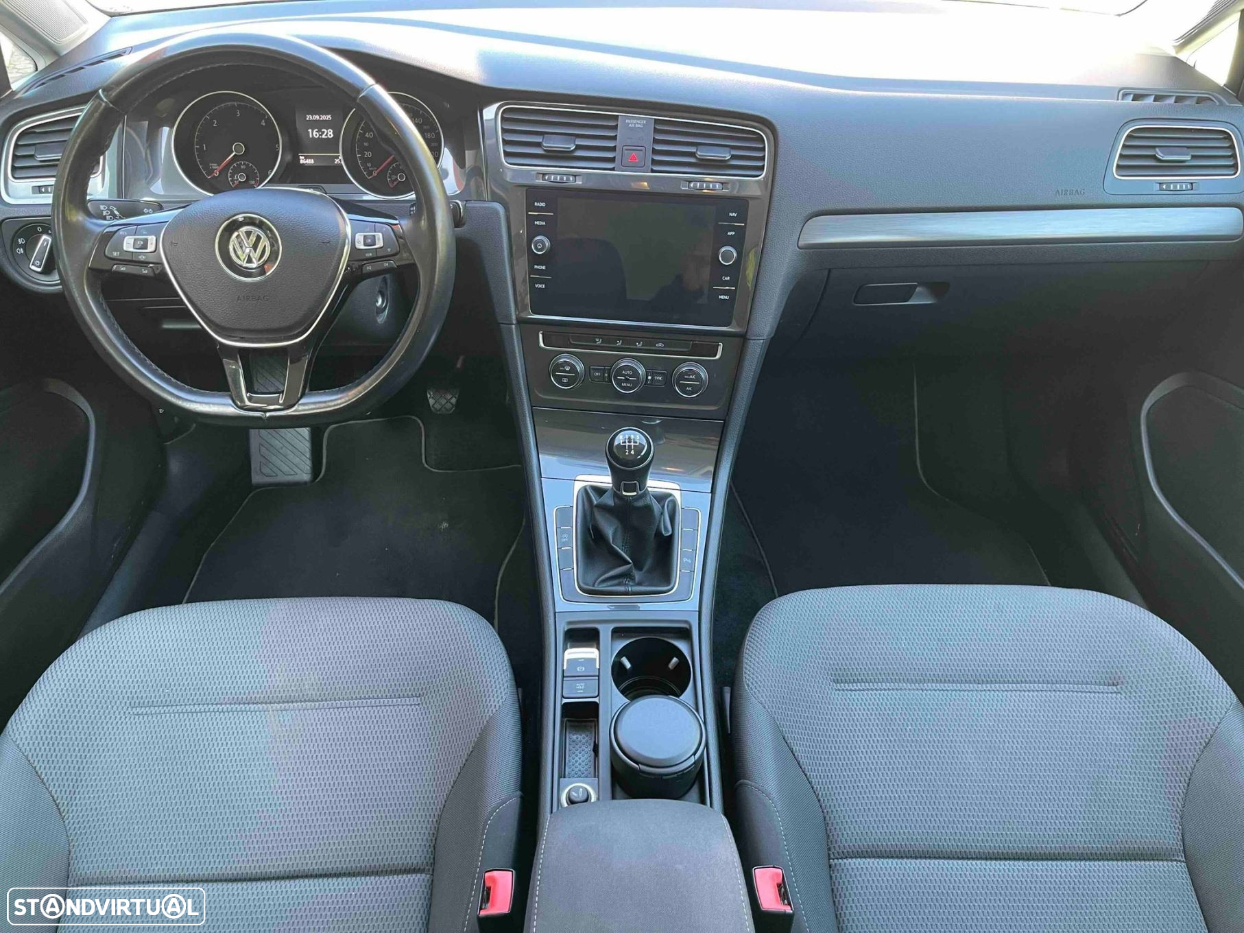 VW Golf 1.6 TDI Confortline - 6