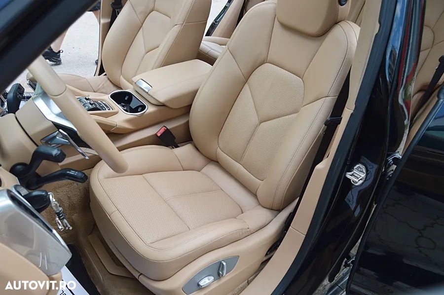 Porsche Cayenne 3.0 L - 22