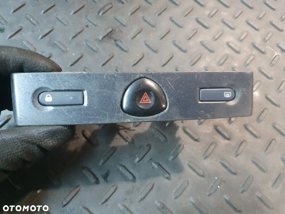 Renault Clio II 1.2 Przelacznik swiatel awaryjnych - 1