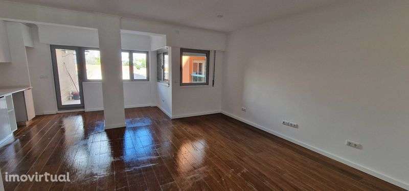 Apartamento T2 no 2º piso, com elevador, garagem e terraço. - Grande imagem: 2/4