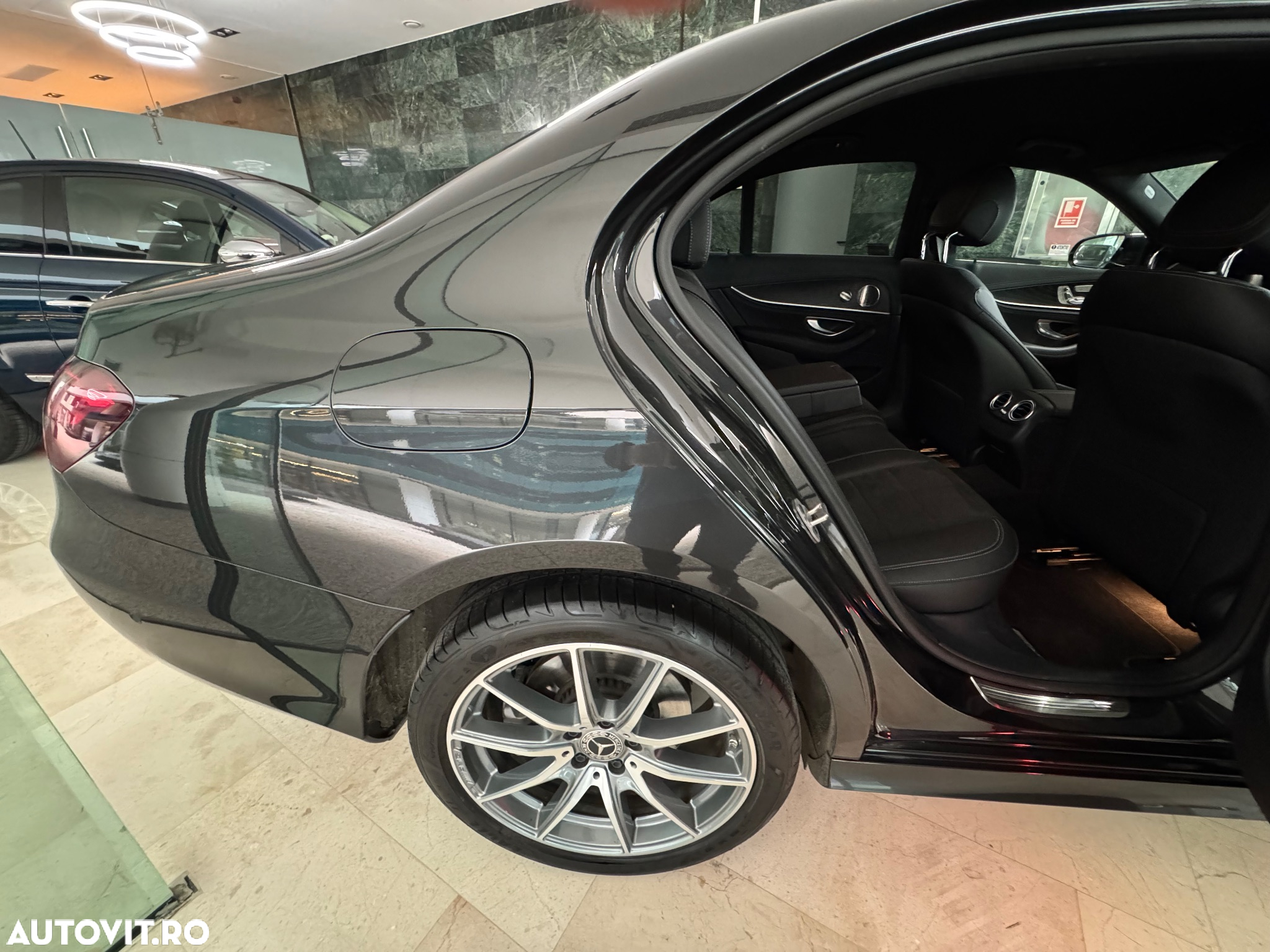 Mercedes-Benz E 300 4Matic 9G-TRONIC AMG Line - 11