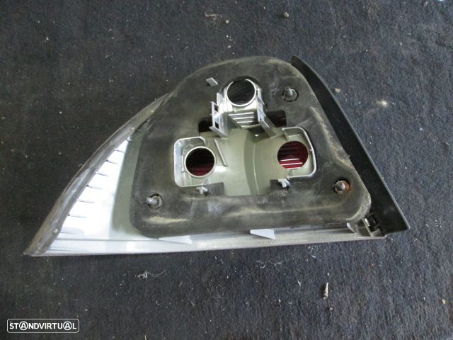 Farol Tras REF0766 SAAB 95 2002 4P DRT - 5