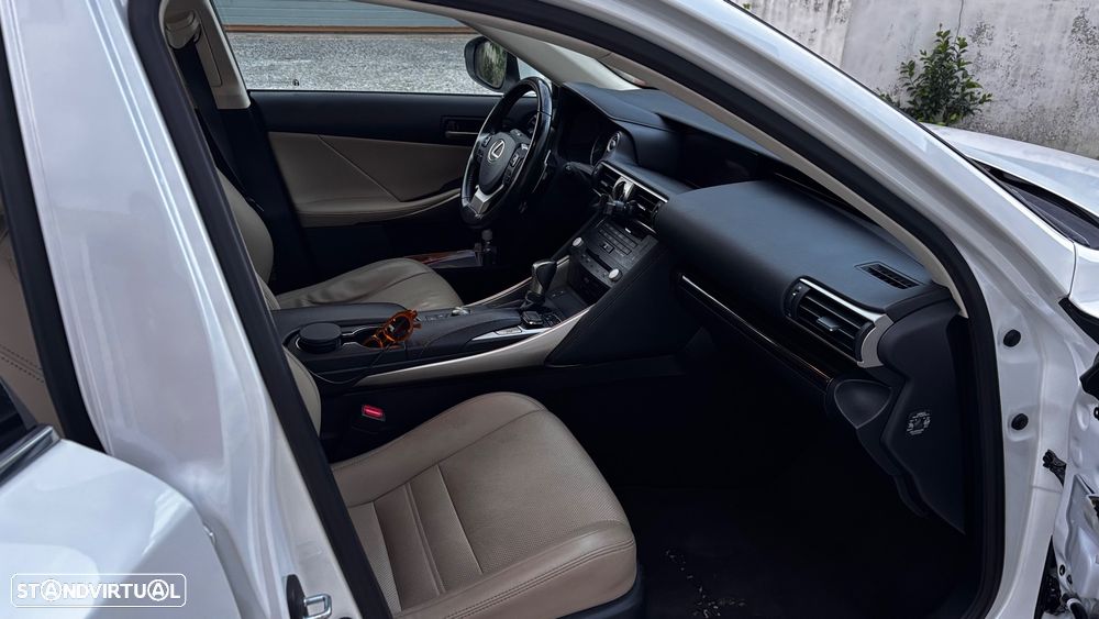Lexus IS 300H Luxury - 25