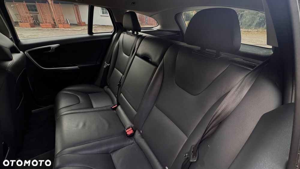Volvo V60 D4 Geartronic Momentum - 34
