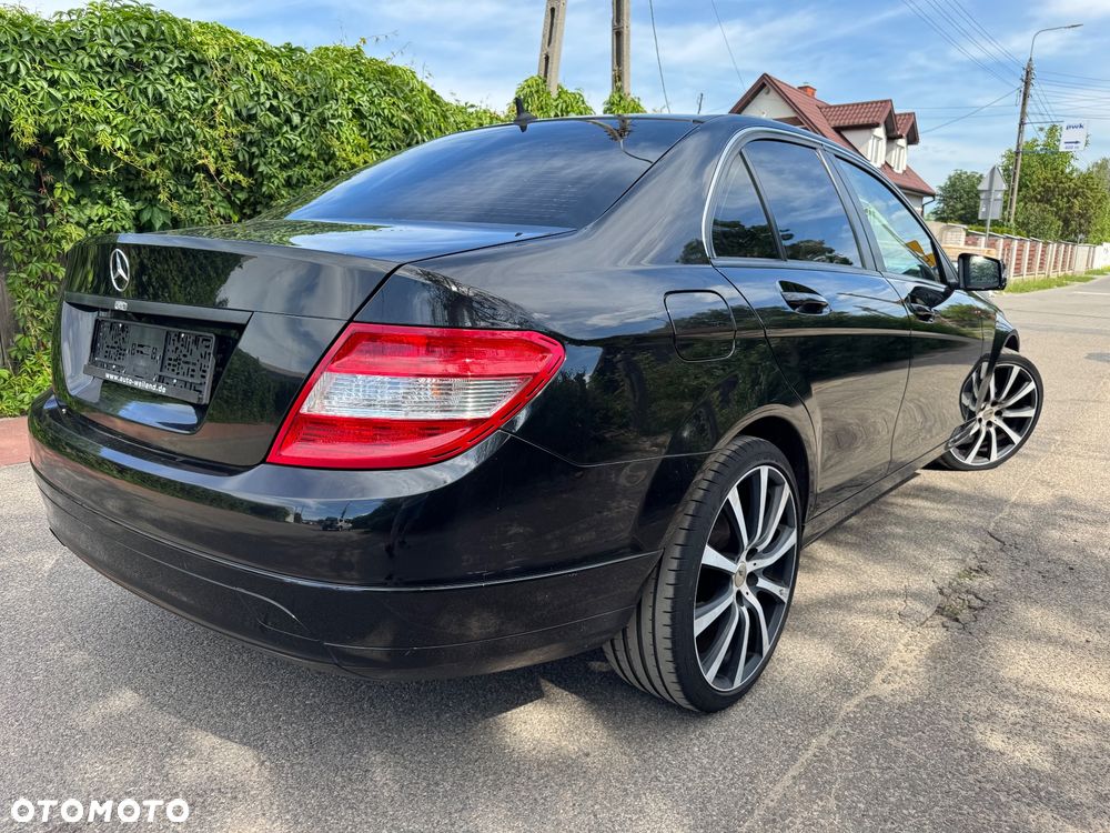 Mercedes-Benz Klasa C 180 CGI BlueEFFICIENCY Avantgarde - 3