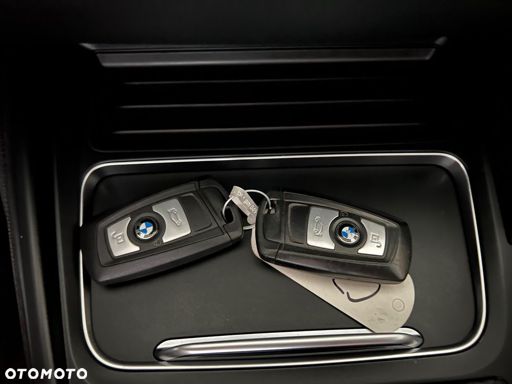 BMW Seria 3 318d xDrive - 33