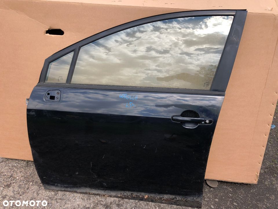 TOYOTA COROLLA VERSO II DRZWI LEWE PRZEDNIE LEWY PRZÓD KOMPLETNE KLAMKA SZYBA ZAMEK - 1