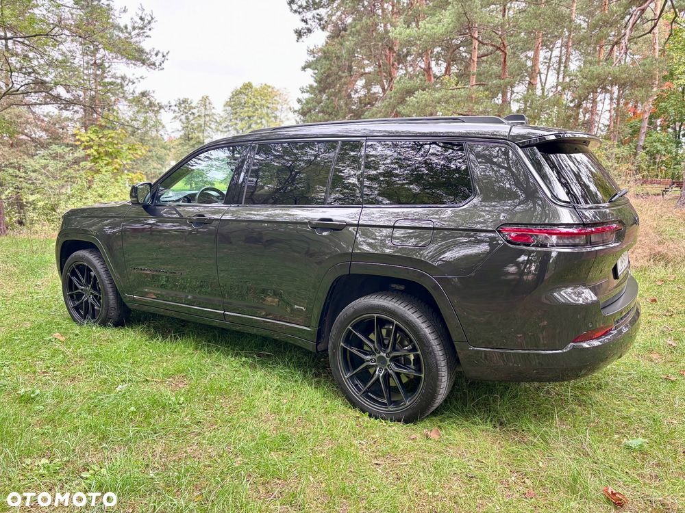 Jeep Grand Cherokee - 32