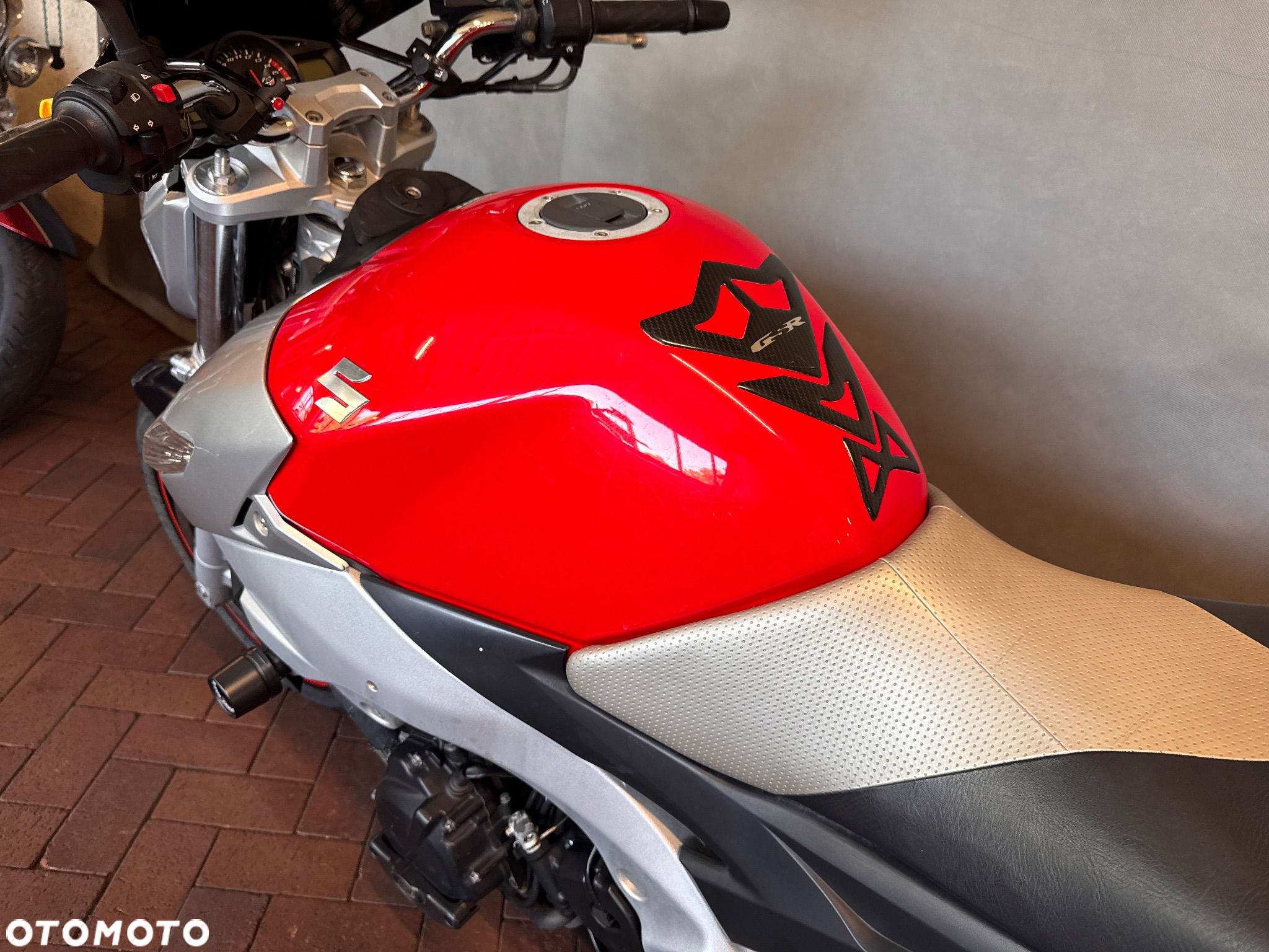 Suzuki GSR - 16