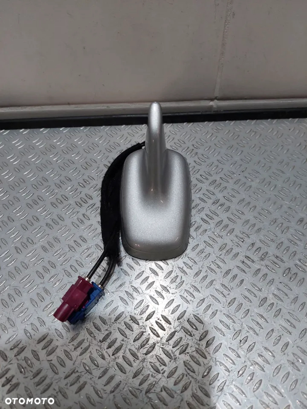 ANTENA RADIA GPS AUDI A4 B8 SREBRNA NR 8K9035503E
