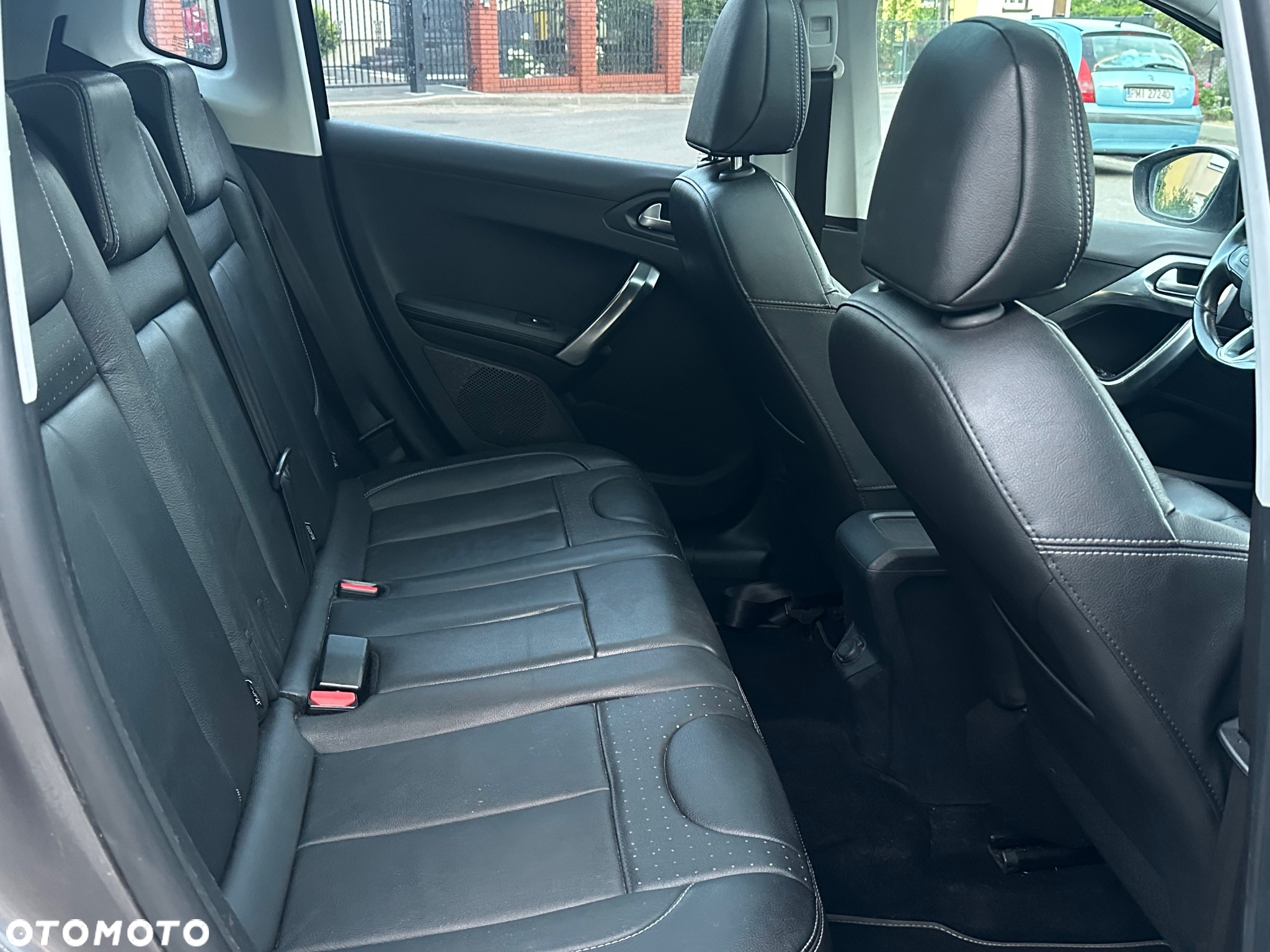 Peugeot 2008 1.6 e-HDi Allure S&S - 11