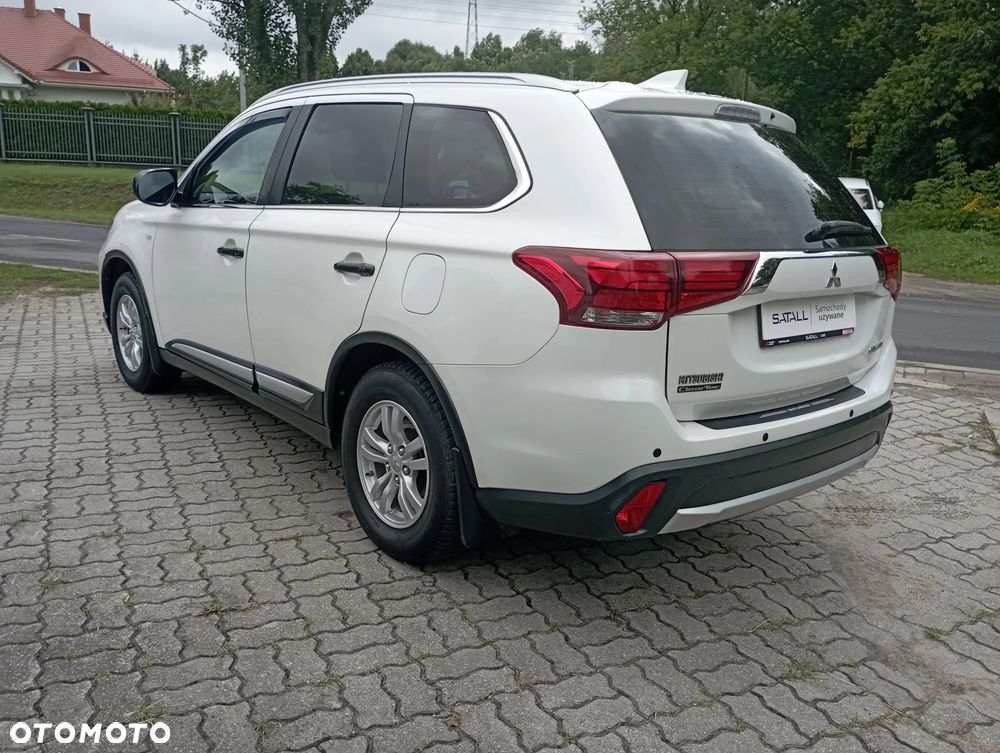 Mitsubishi Outlander 2.0 Invite + 2WD - 18