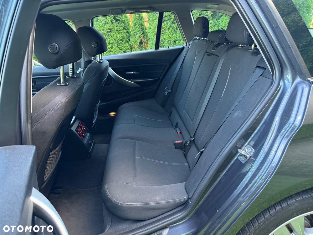 BMW Seria 3 318d DPF Touring Edition Sport - 15