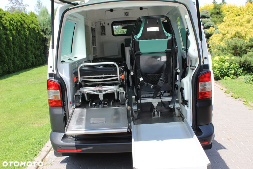 Volkswagen T5  AMBULANS KARETKA - 15