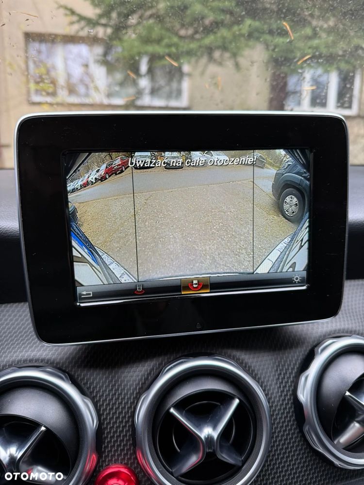 Mercedes-Benz GLA 180 7G-DCT - 16