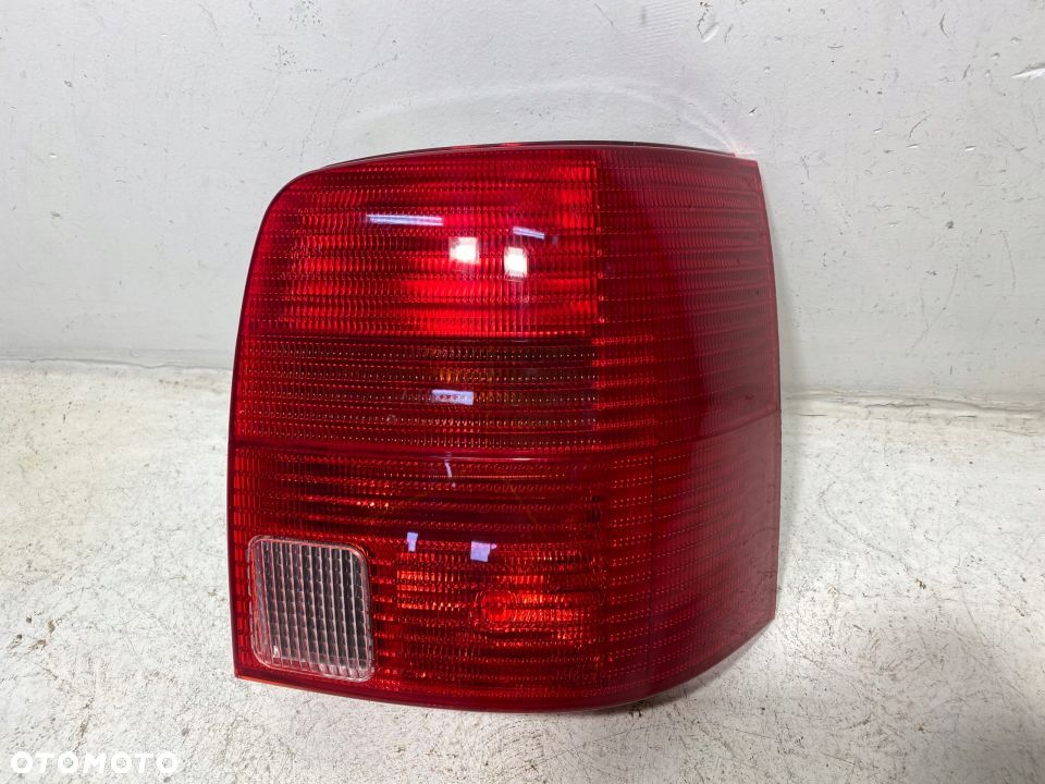 LAMPA TYLNA PRAWA VW PASSAT B5 1997-2000 - NOWA KOMBI - 1