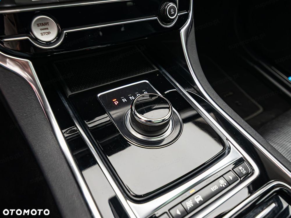 Jaguar XF 2.0 i4D AWD R-Sport - 25