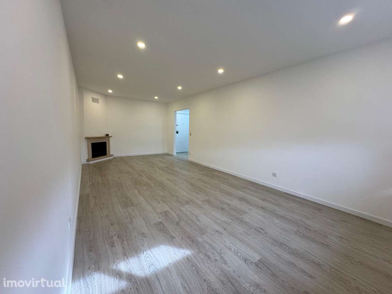 Fantástico Apartamento T2 Totalmente Remodelado com Parqueamento - Grande imagem: 2/29