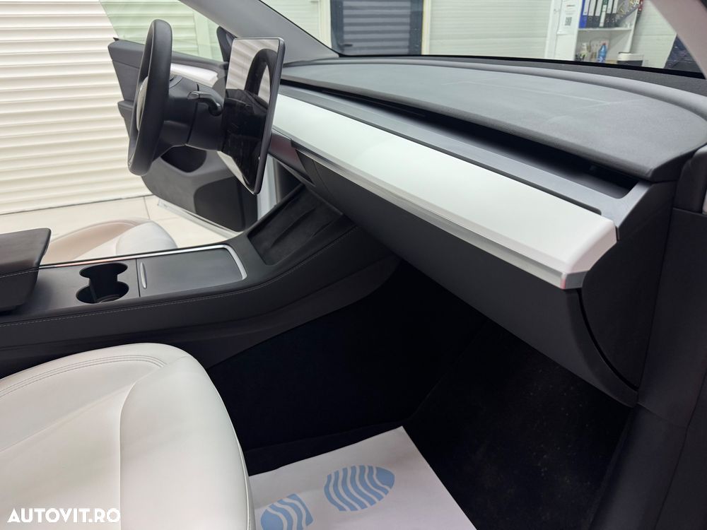 Tesla Model Y Long Range Dual Motor AWD - 27