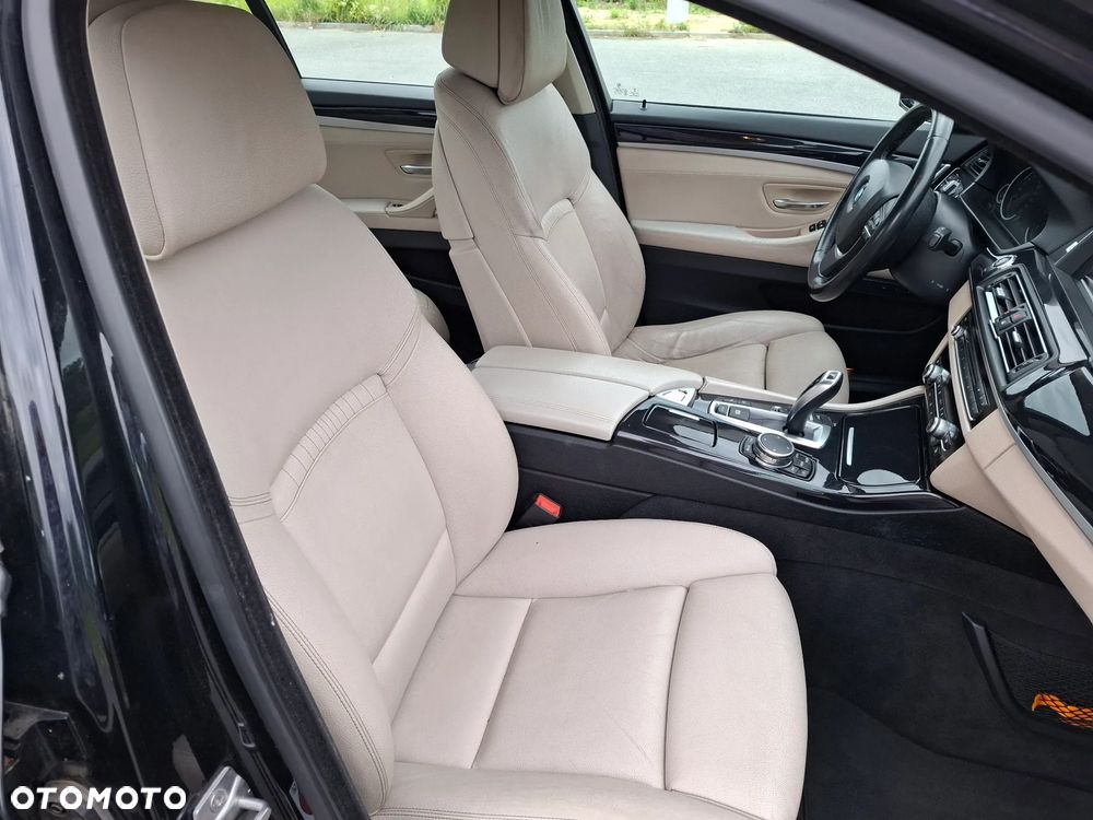 BMW Seria 5 525d xDrive - 24