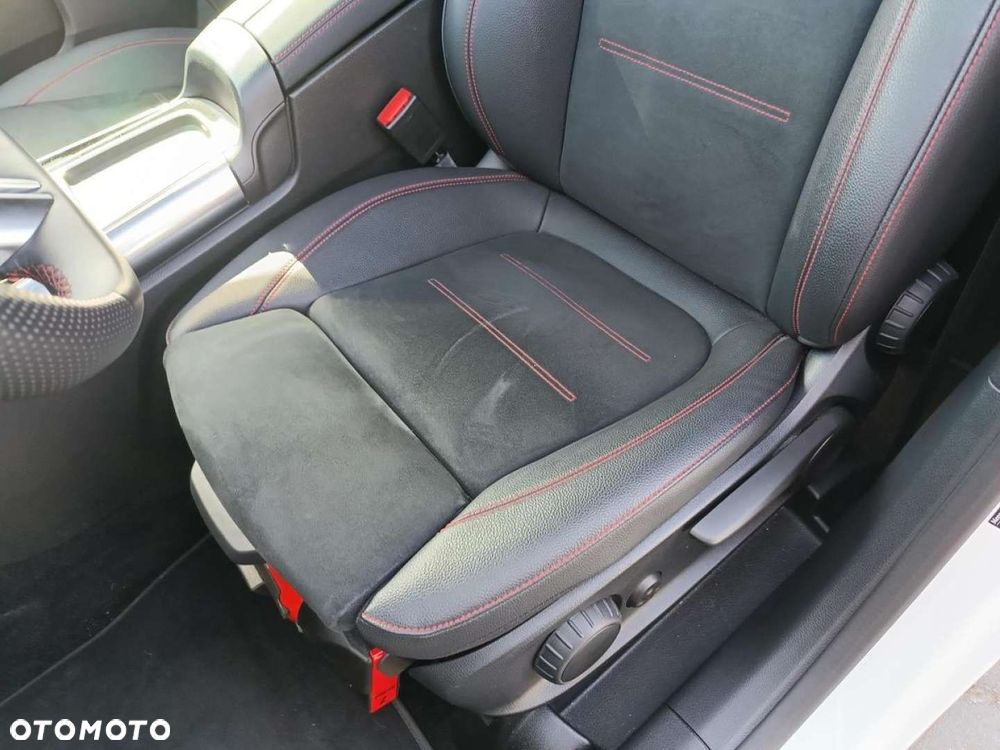 Mercedes-Benz GLA - 13