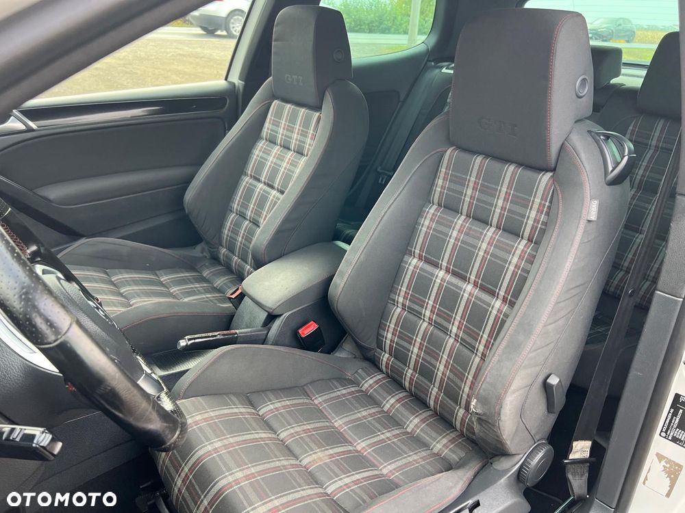 Volkswagen Golf 2.0 GTI - 12