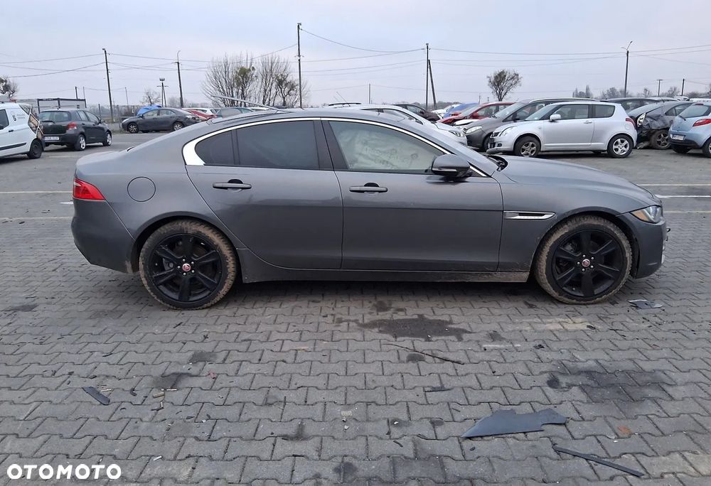 Jaguar XE 2.0 D Prestige - 6