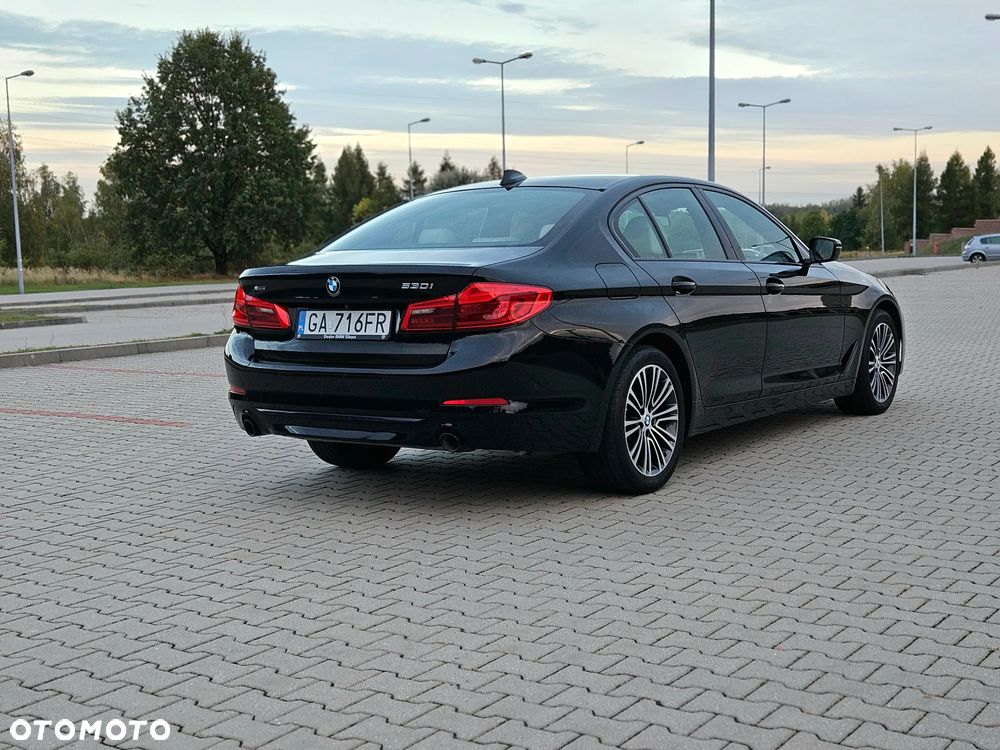 BMW Seria 5 530i xDrive Luxury Line - 4