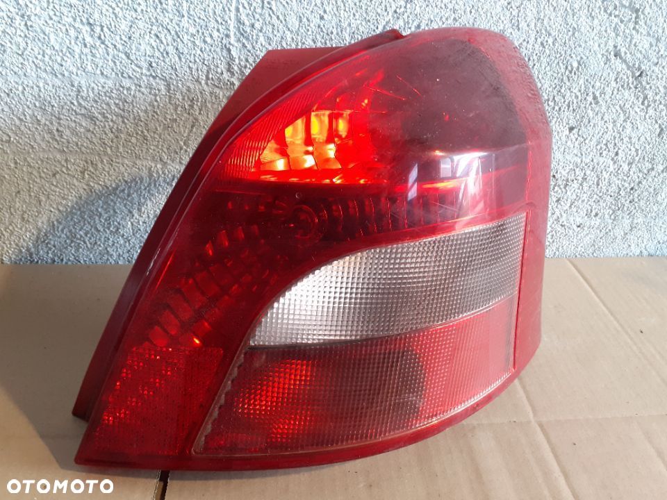 TOYOTA YARIS II 2 LAMPA TYŁ PRAWA - 1