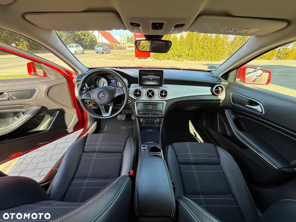 Mercedes-Benz GLA 180 7G-DCT - 32