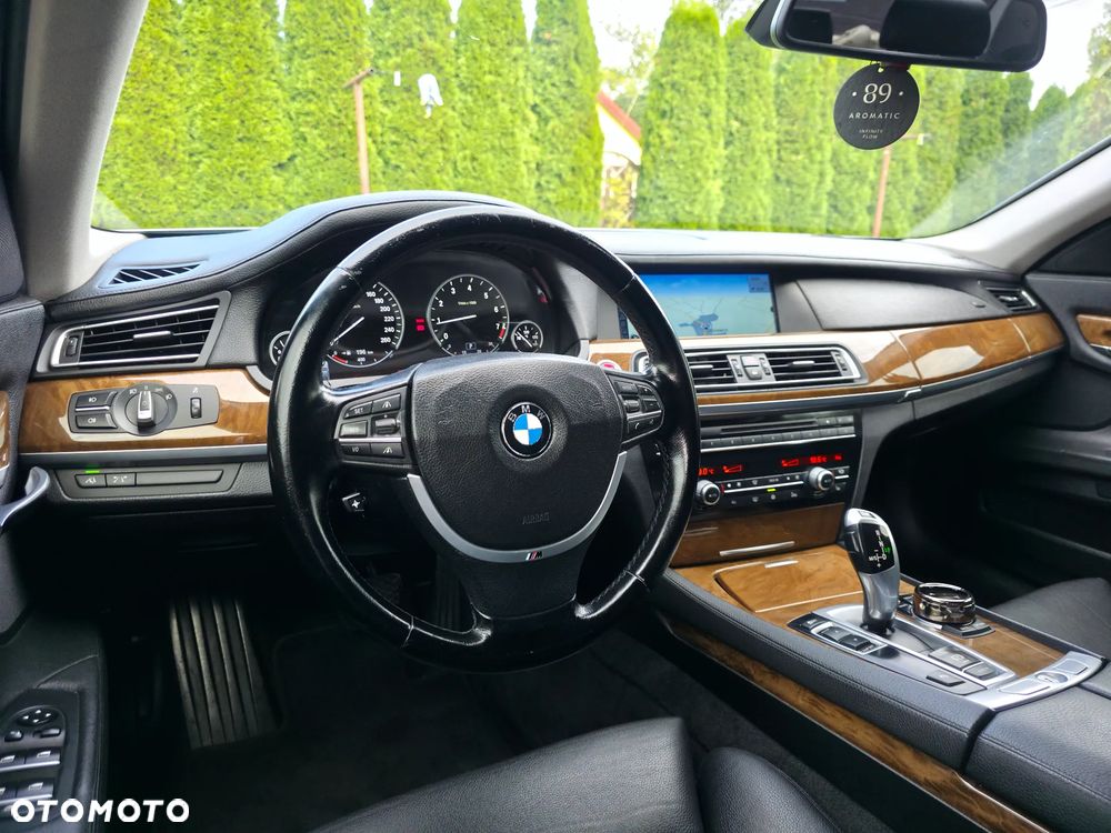 BMW Seria 7 740i - 26