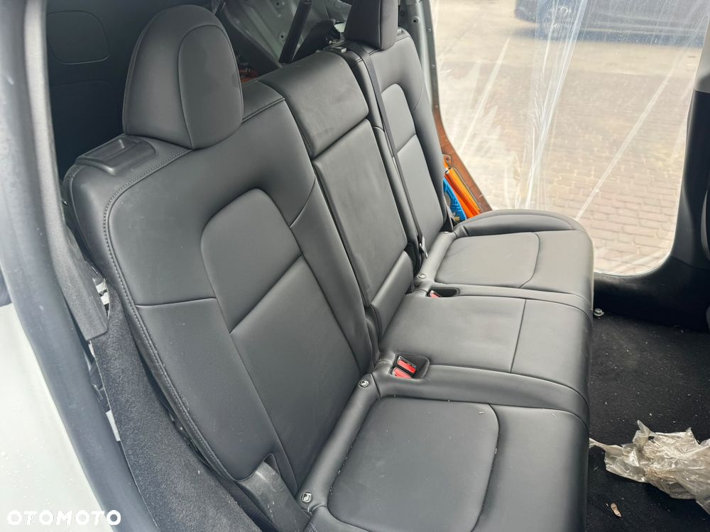 Tesla Model Y 62.5 Standard RWD - 38