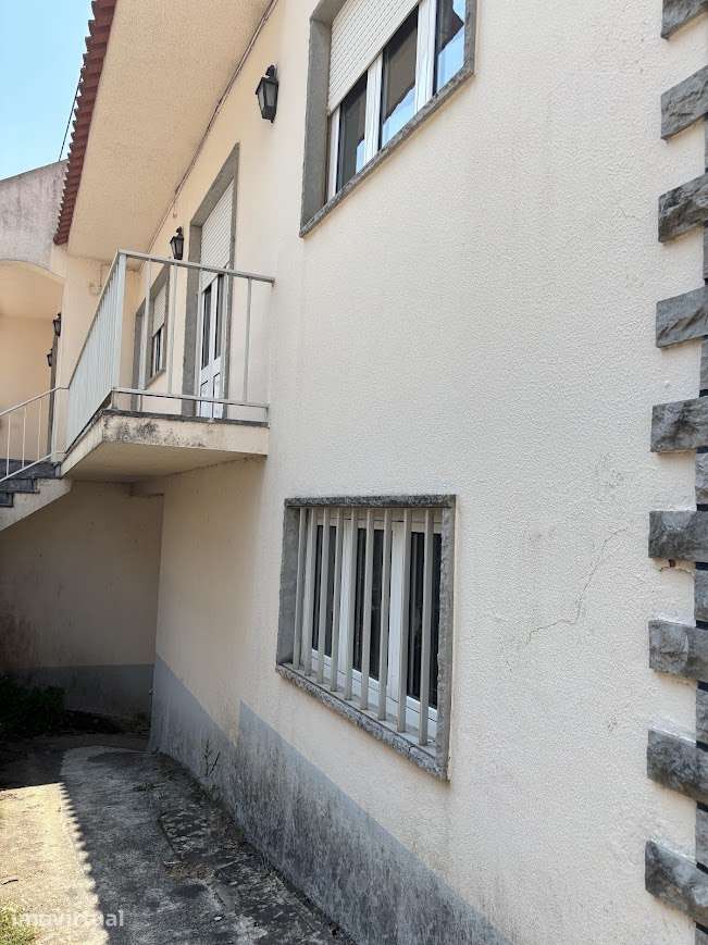Moradia T1 em banda com varandas e caves, pronta a habitar - Grande imagem: 4/16