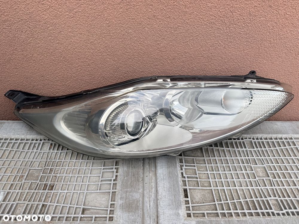 Lampa przednia FORD FIESTA MK7 SOCZEWKA PRAWA EUROPA ORYGINALNA HELLA - 1