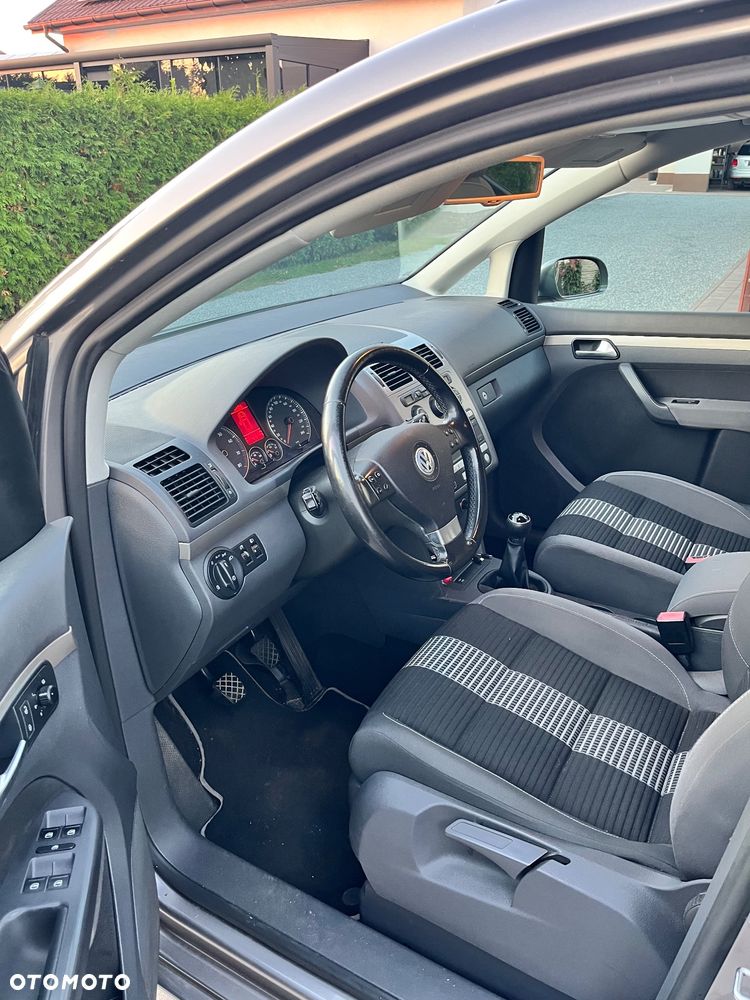 Volkswagen Touran - 14
