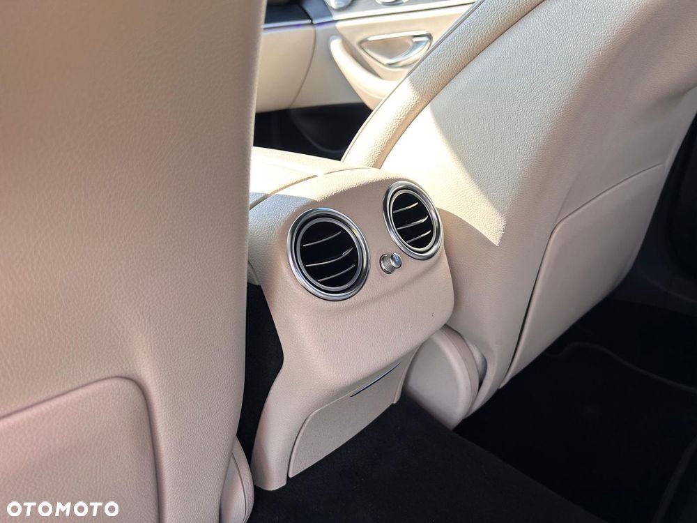 Mercedes-Benz Klasa E 220 d 4-Matic 9G-TRONIC - 19