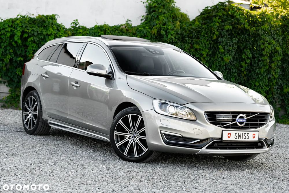 Volvo V60 D6 AWD Plug-in Hybrid Momentum - 3