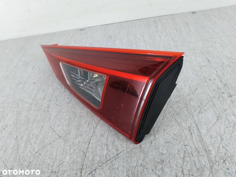 LAMPA TYLNA PRAWA W KLAPE MAZDA 3 III B45A-513F0 132-41979 SEDAN - 4