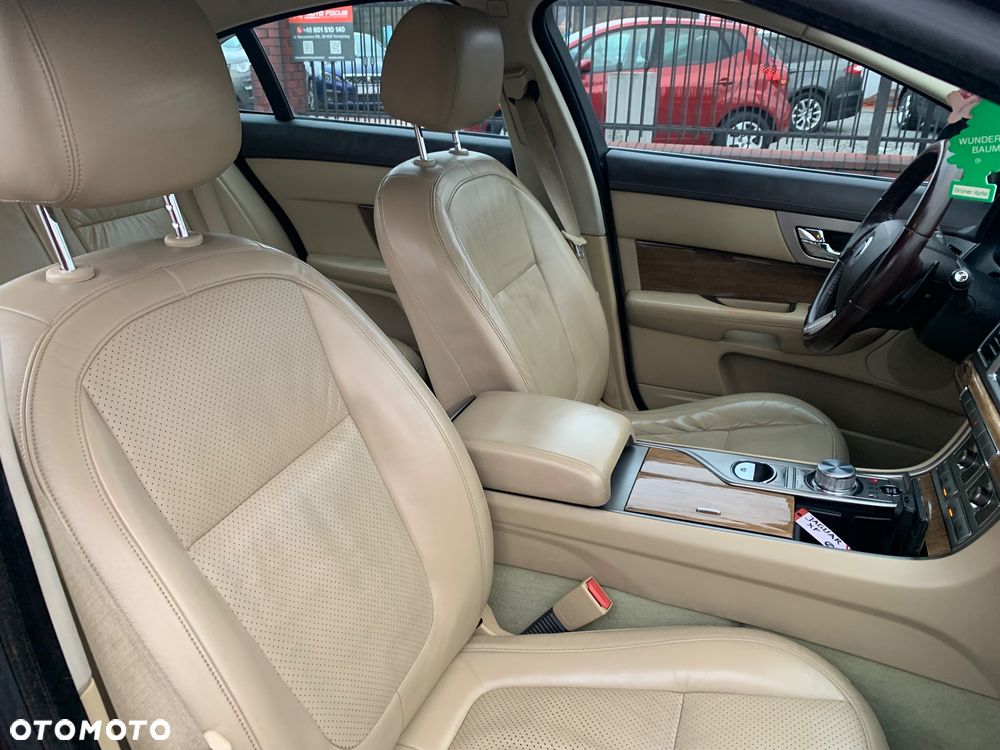 Jaguar XF 2.7 V6 Premium Luxury - 35