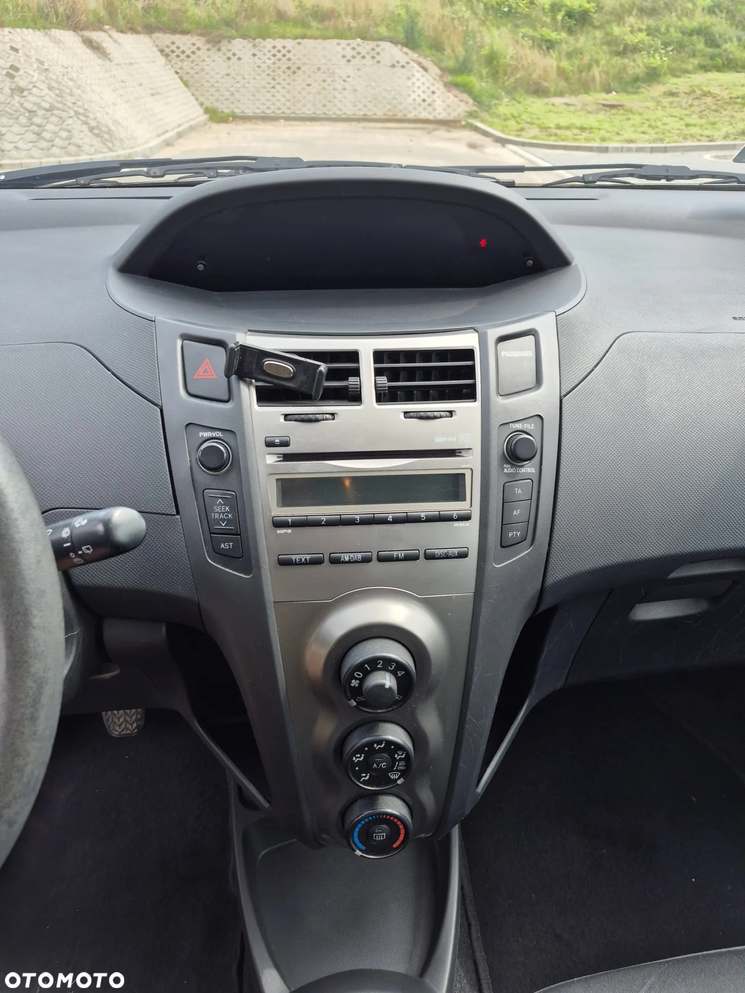 Toyota Yaris 1.0 Terra - 12