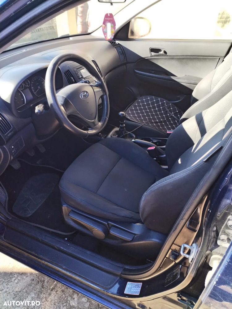 Hyundai i30 1.6 CRDi CLASSIC - 12