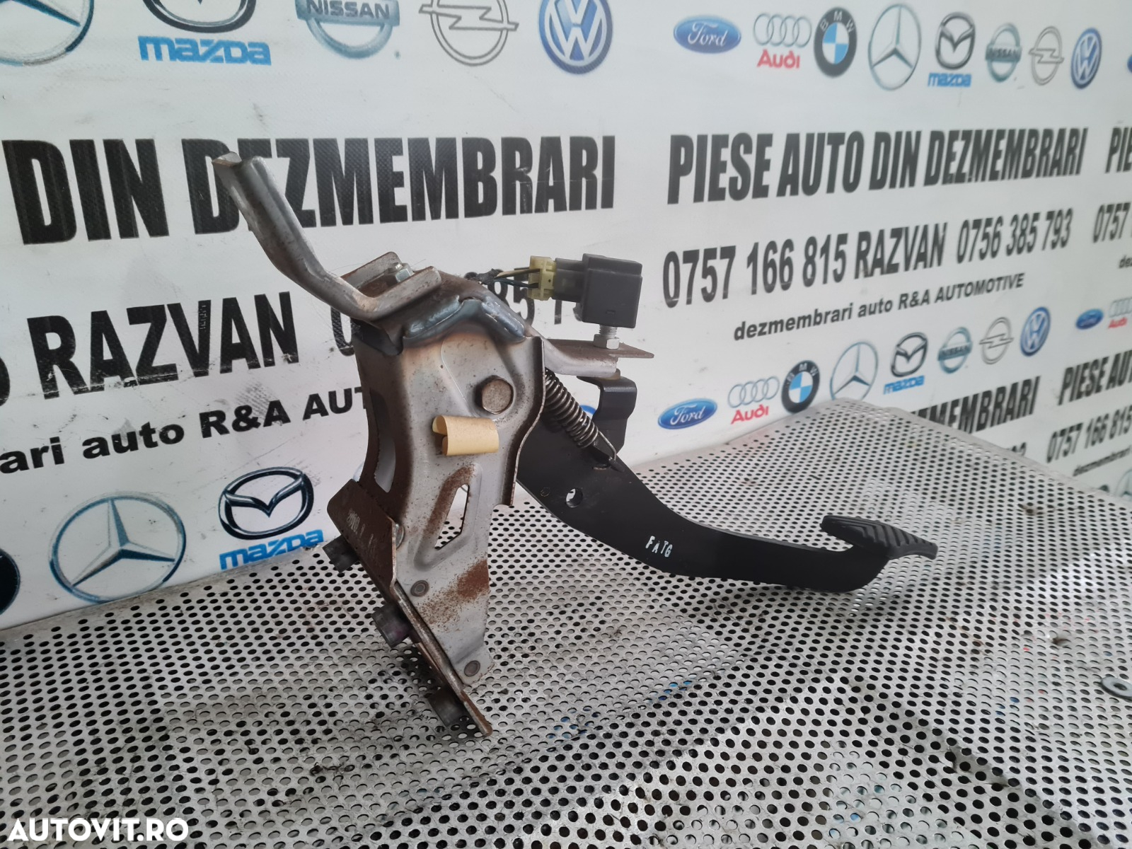 Pedala Frana Hyundai IX35 An 2009-2010-2011-2012-2013-2014-2015 Volan Stanga Dezmembrez Hyundai IX35 2.0 Benzina 2x4 Cod Motor G4KD An 2009-2010-2011-2012-2013-2014-2015 Volan Stanga - 4
